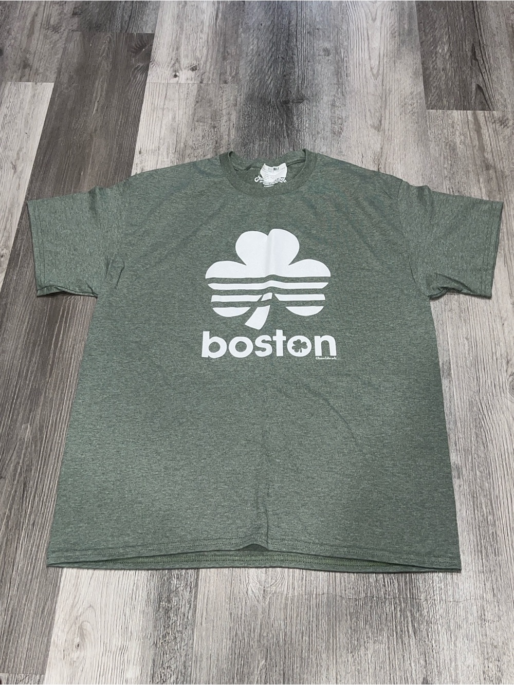 Chowdaheadz Boston Clover Graphic Tee Olive Green Short Sleeve, size L, NEW